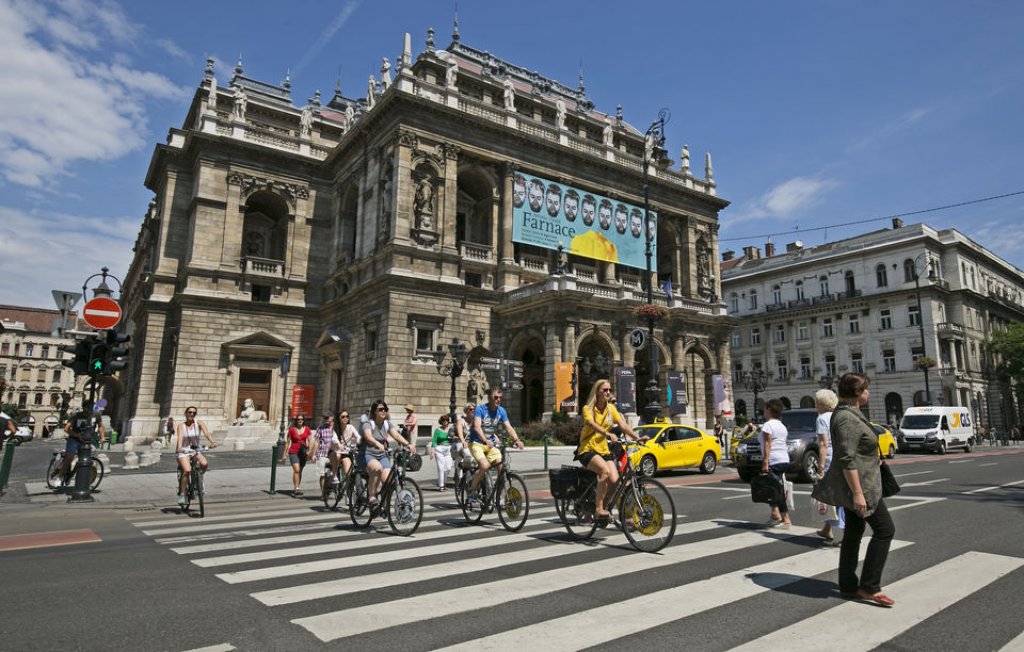 Budapest: 4-Hour City Bike Tour with Coffee Sto