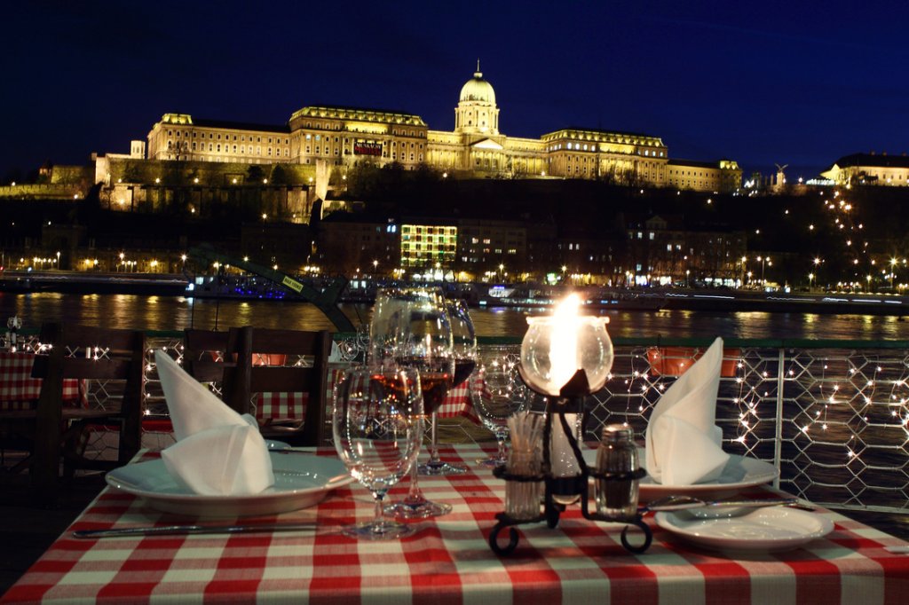 Vacsora és sétahajózás élő zongora showal a Dunán Budapesten 3 órás